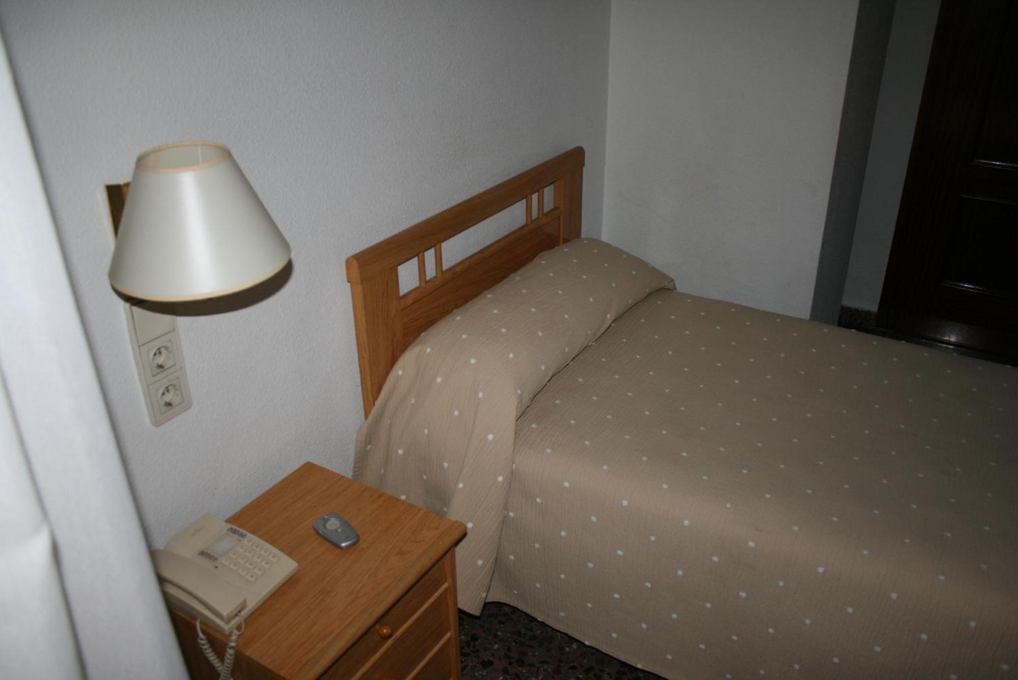 Hostal Puente De Piedra Сарагоса Номер фото