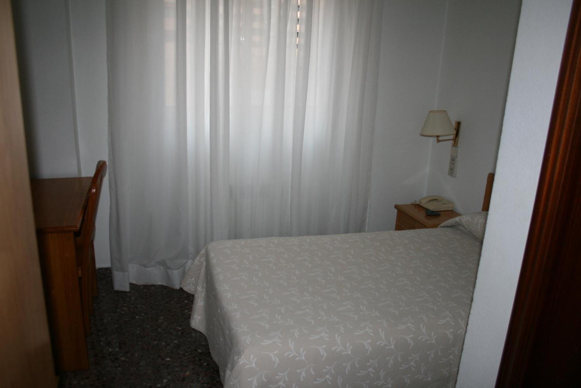 Hostal Puente De Piedra Сарагоса Номер фото